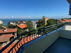 a balcony of a building with a view of the ocean at Къща за гости ПЕРФЕКТО in Chernomorets