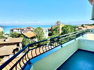 a balcony with a view of the ocean at Къща за гости ПЕРФЕКТО in Chernomorets