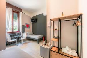 a room with a room with a dressing room at Boutique Casa Giulietta Desenzano in Desenzano del Garda