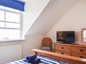 a bedroom with a bed and a tv on a dresser at Top O' The Brewery in Scarborough +16 photos