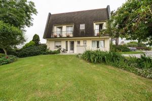 a house with a large lawn in front of it at Chambres D'hôtes De Kersehen in Plouider
