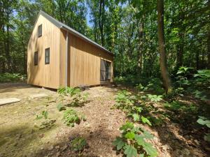 a wooden building in the middle of a forest at In het sprookjesbos in Zonnebeke