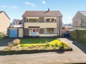 a house with a garden in front of it at Applepips in Stirling