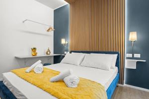 a bedroom with a bed with towels on it at Hidden Pyramid Suites in Rome +20 photos