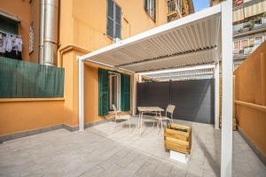 a pergola with a table and chairs on a patio at Hidden Pyramid Suites in Rome
