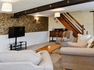 a living room with two couches and a tv at Cider Cottage - E5576 in Warkleigh