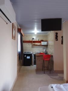 a small kitchen with a sink and a stove at Pousada laranja in Xangri-lá