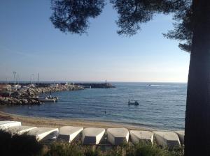 - une rangée de chaises sur une plage près de l'eau dans l'établissement La Casa Mia, à Sainte-Maxime