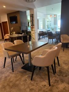 ein Esszimmer mit einem Holztisch und Stühlen in der Unterkunft HOTEL CENTRUM with free parking in Nitra