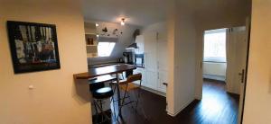 a kitchen with a counter and a counter top at Luxuswohnung, 90 qm, Balkon, beste Lage in Kollmar in Kollmar