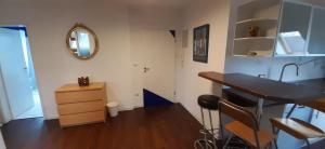 a room with a desk and a sink and a mirror at Luxuswohnung, 90 qm, Balkon, beste Lage in Kollmar in Kollmar
