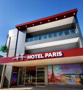 a building with a hotel paris sign on it at Hotel Paris in Balsas