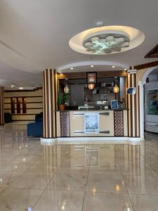 a lobby with a kitchen in a building at جولدن نيو الدار للشقق المخدومة in Jazan