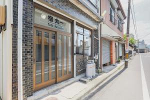 a store front of a building on a street at 宿丸一 in Tajimi