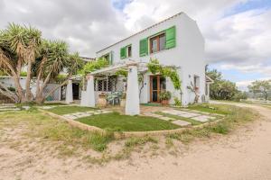 a white house with green shutters and a yard at Rai's Room 1 - Nature and Panoramic View in Stazione Olbia