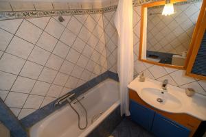 a bathroom with a sink and a bath tub at Spacious 2 Bd Balcony Apt in Preveza in Preveza