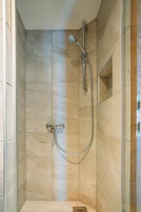 eine Dusche mit Glastür im Badezimmer in der Unterkunft Charming old stone house in Sali