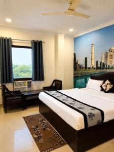 a bedroom with a bed and a window with a view at Hotel heritage luxeevista in Tājganj