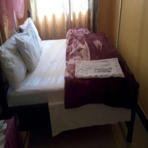 Een bed of bedden in een kamer bij Mauya Executive Lodge