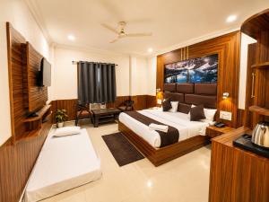 a hotel room with a bed and a television at Hotel heritage luxeevista in Tājganj