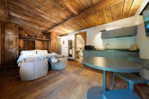 a living room with a table and a kitchen at Chalet Les Airelles in Valtournenche