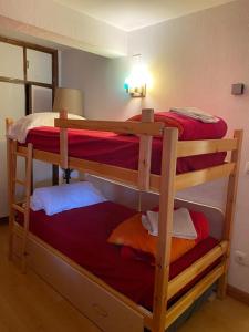 a couple of bunk beds in a room at Apartamento en Formigal in Formigal