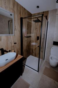 a bathroom with a glass shower and a toilet at Gardiasówka na Roztoczu in Chlewiska +30 photos