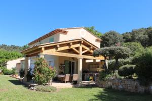 a small house with a wooden pergola on it at La Bastide des Marcassins in Moissac-Bellevue