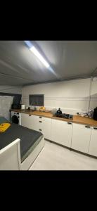 a kitchen with white cabinets and a counter top at Caravana Camping Coelius in Miramar