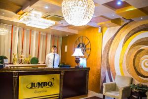 Členové personálu v ubytování Jumbo Hotel