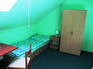 Ένα ή περισσότερα κρεβάτια σε δωμάτιο στο Hotel U Lišky