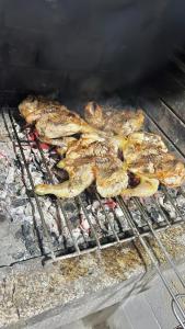 a bunch of food cooking on a grill at Apartamento céntrico cerca de la playa in Bueu