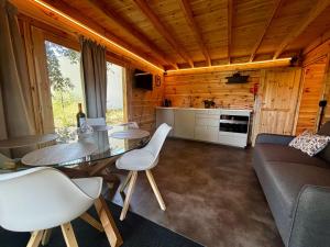 a living room with a table and a couch at Encanto de Azeitão in Aldeia de Irmãos