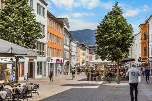 a street in a town with people walking down the street at easy-flat Hauptplatz - City Center Apartments with a Kitchen in Villach