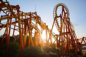 a roller coaster at a theme park at sunset at Ipê Eco Village, Apartamentos perto do Beto Carrero in Penha