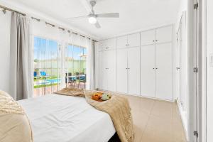a bedroom with a bed and a large window at DUPLEX C9 con PISCINA PRIVADA in Callao Salvaje