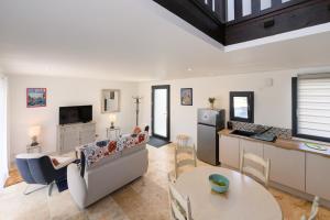 a living room with a couch and a table at Ker Marin -Maison Refuge Des Marées in Sarzeau