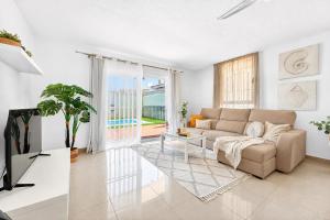 a living room with a couch and a table at DUPLEX C9 con PISCINA PRIVADA in Callao Salvaje