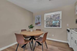 a kitchen and dining room with a table and chairs at The Neff Nest - 1 BR Flat in Columbus