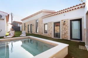 a swimming pool in the backyard of a house at Vila Santa Luzia 4 in Fátima