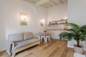 a living room with a couch and a table at Vila Santa Luzia 6 in Fátima