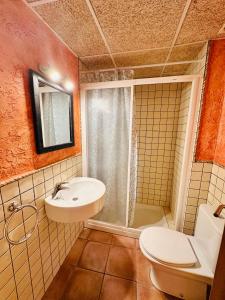 a bathroom with a sink and a toilet and a shower at Apartamentos Blanes Petit in Blanes