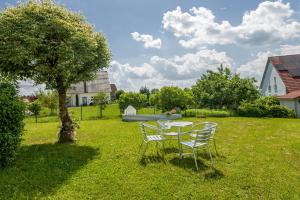 a table and chairs in a yard with a tree at Fewo Franken in Goldkronach