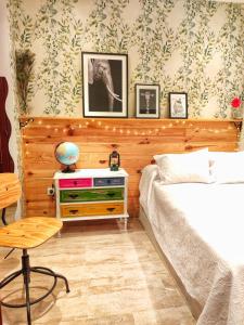 a bedroom with a bed and a dresser with at Apartamento Aguamarina con terraza in Chiclana de la Frontera