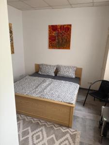 a bed in a bedroom with a painting on the wall at Pension Zur Taube in Bautzen
