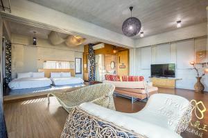 a large living room with couches and a tv at 建築師湧泉泡湯會館 in Dongshan
