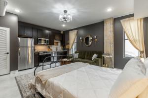 a bedroom with a large bed and a kitchen at Park Hotel Studio Suite 311 in Chattanooga