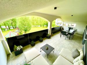 ein Wohnzimmer mit Sofa und Tisch in der Unterkunft Filuma Suite - Riverside Terrace on Gacka River in Otočac
