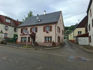 a building on the side of a street at La Maison du Cordonnier in Fréland