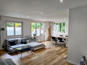 a living room with a bed and a table at Maison centre ville et lac Hossegor in Soorts-Hossegor